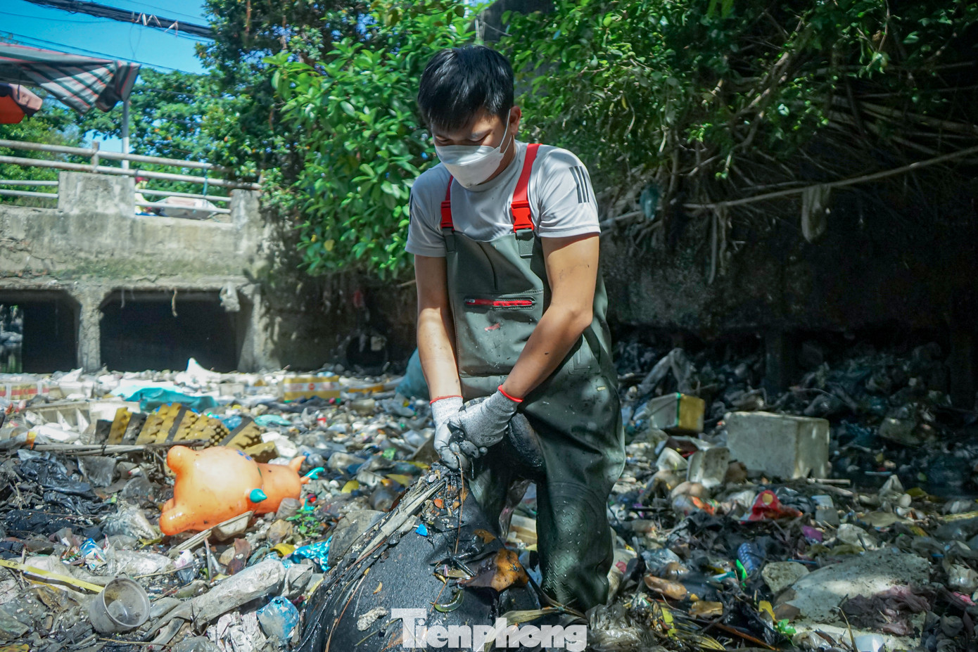 “Có lần nhóm dọn rác tại một con kênh ở quận Gò Vấp, thấy phần đất sát mép kênh, mình đứng lên đấy cào rác. Trong lúc cào, không may chỗ đất đó sụp xuống khiến mình rơi xuống kênh nước đen kịch”, anh Phan Nhân (một thành viên của nhóm Sài Gòn Xanh) kể.