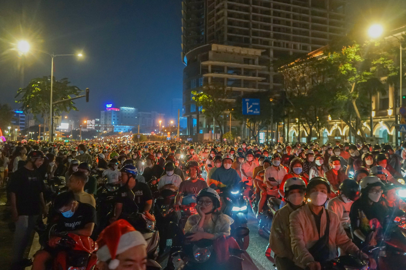 Ghi nhận của phóng viên Tiền Phong tại khu vực công viên Bạch Đằng (quận 1) lưu lượng phương tiện tại đây đã tăng đột biến làm cho đoạn đường Tôn Đức Thắng trước công viên trở nên ùn ứ nghiêm trọng. Ghi nhận của phóng viên Tiền Phong tại khu vực công viên Bạch Đằng (quận 1) lưu lượng phương tiện tại đây đã tăng đột biến làm cho đoạn đường Tôn Đức Thắng trước công viên trở nên ùn ứ nghiêm trọng.