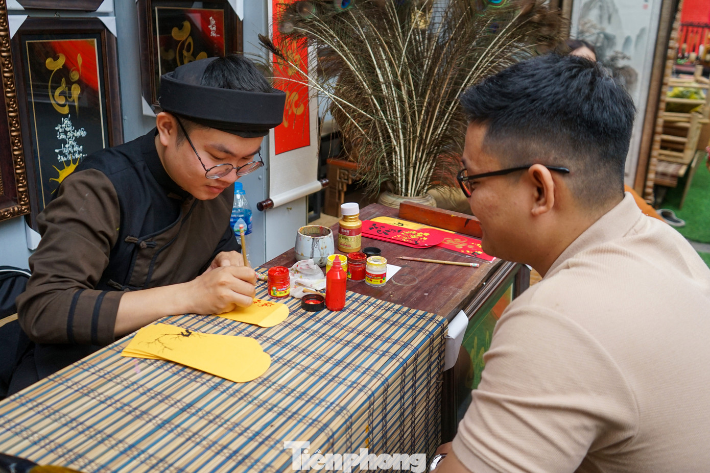 Người dân đến Phố ông đồ xin chữ viết lên bao lì xì