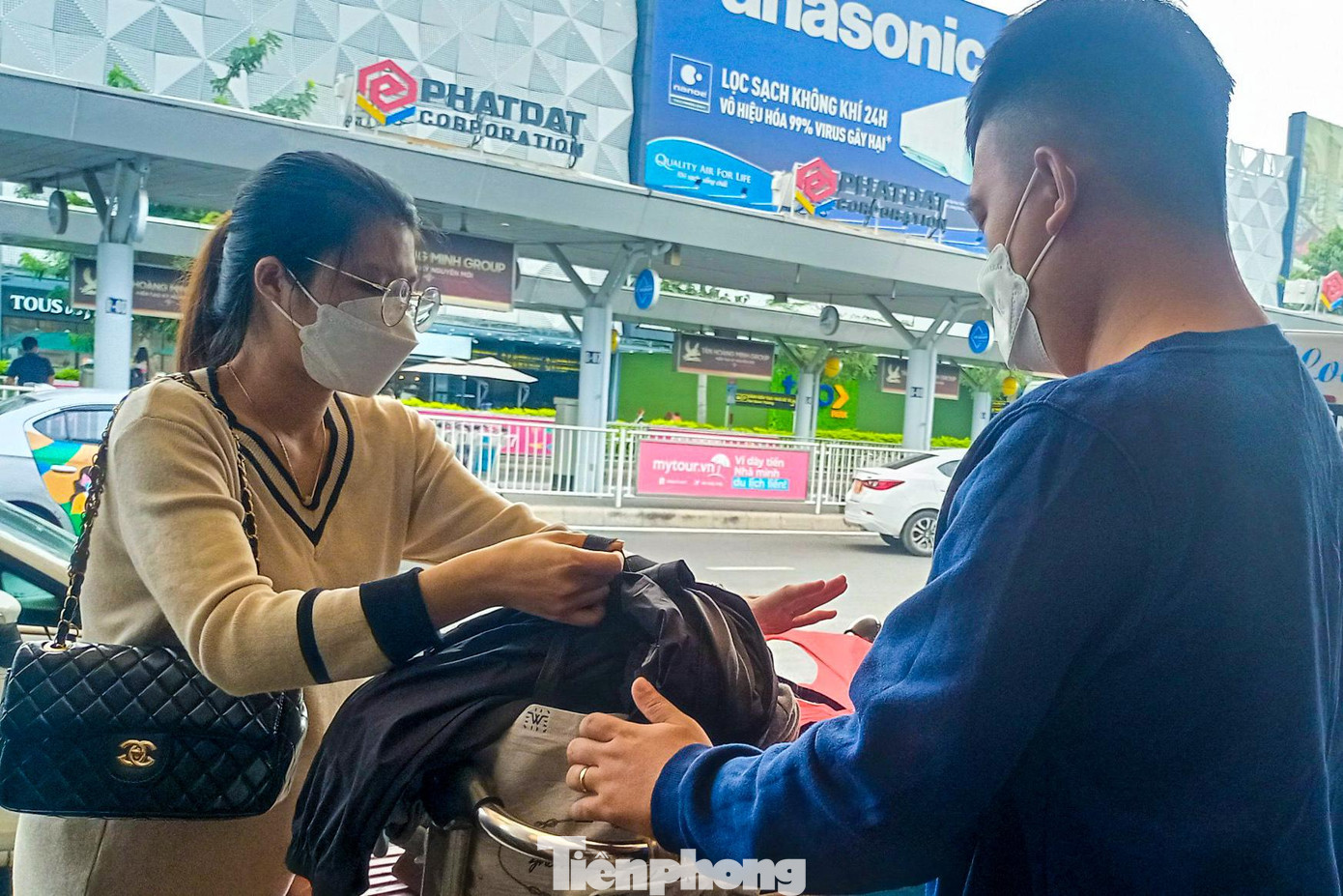 Chị Thanh Phương quê ở Quảng Ngãi cho biết, vì dịch COVID-19 nên chồng của chị mua vé trễ hơn mọi năm. Thường thì vào khoảng cuối tháng 12 chị và chồng sẽ mua vé máy bay trước chứ không để đợi đến tháng 1 mới mua.