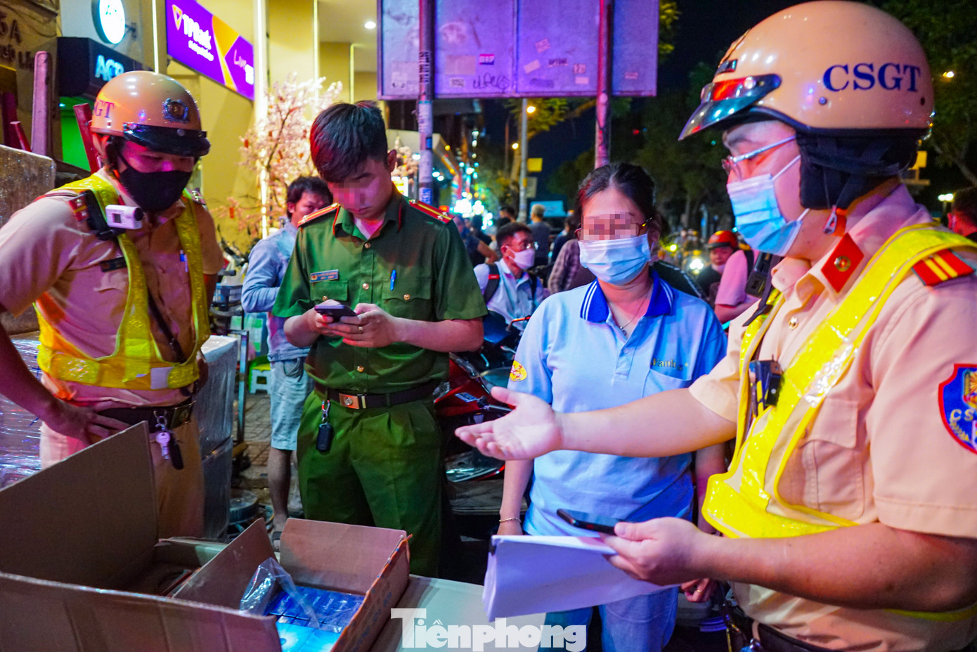 Thời điểm lực lượng chức năng kiểm tra hàng hóa tại công ty TNHH MTV H.P VN. Thời điểm lực lượng chức năng kiểm tra hàng hóa tại công ty TNHH MTV H.P VN.