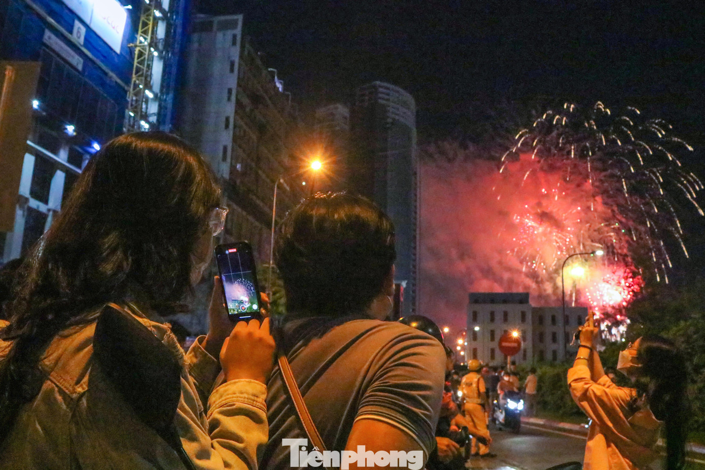 Đúng 21h, loạt pháo hoa đầu tiên đầy sắc màu được bắn lên bầu trời thành phố trong niềm vui sướng và phấn khởi của nhiều người.