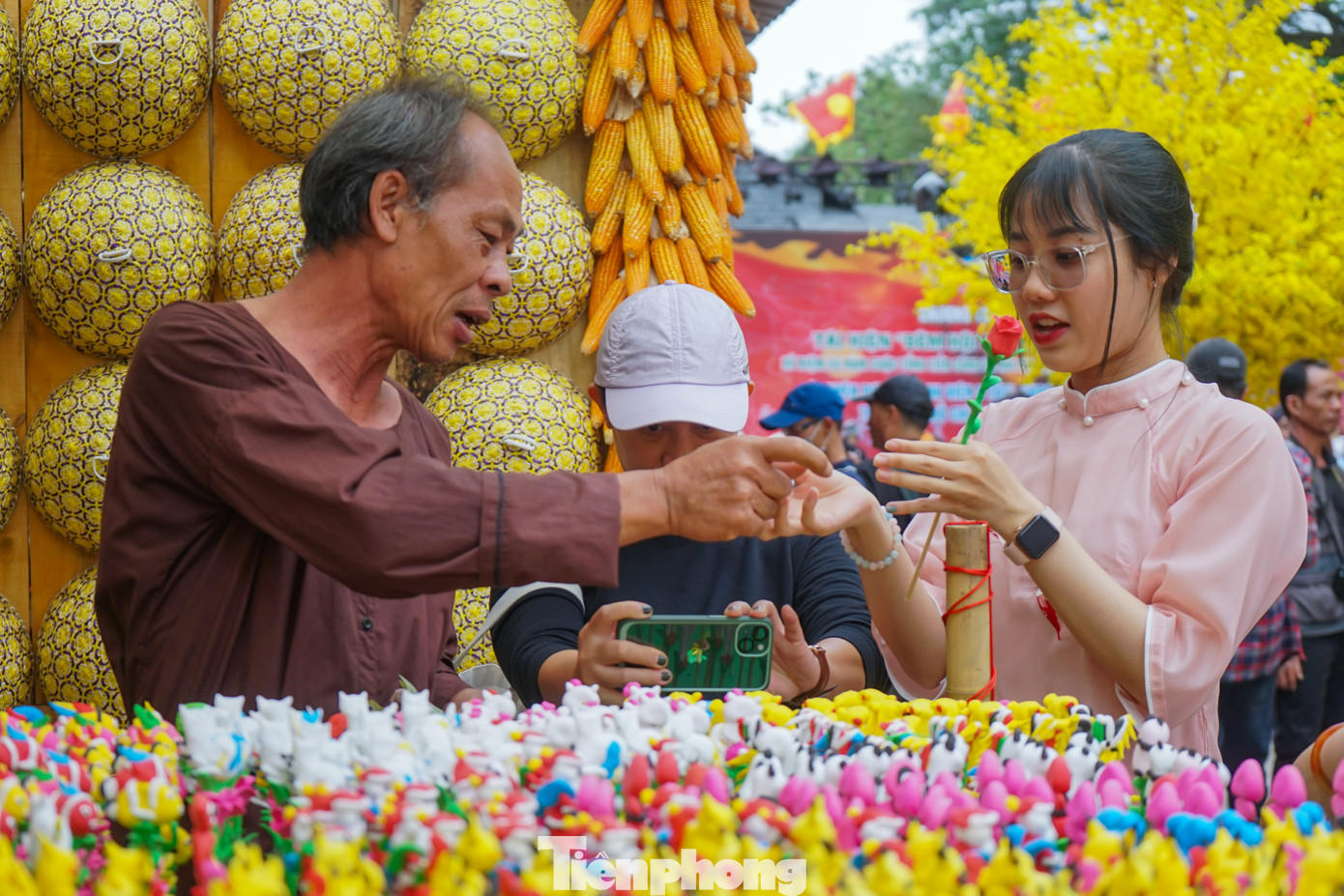 Một nữ du khách chụp ảnh cùng nghệ nhân Lê Xuân Tung. Một nữ du khách chụp ảnh cùng nghệ nhân Lê Xuân Tung.