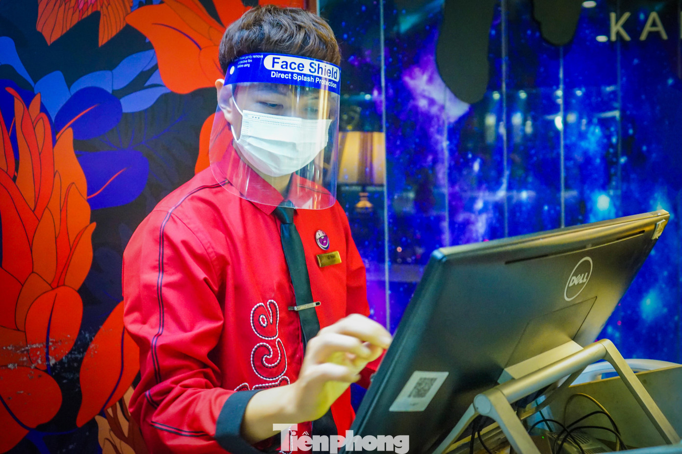 Theo quan sát của phóng viên, phần lớn các quán karaoke đều đón khách đặt phòng theo một nhóm (một nhóm từ 3-5 người) thông qua hệ thống online trước khi đến quán