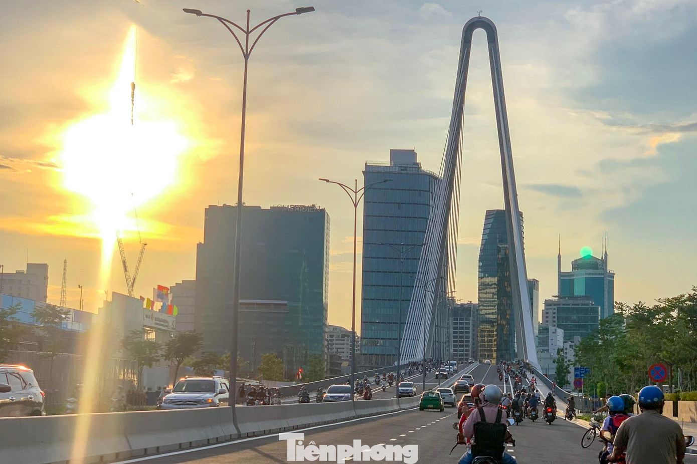 Đúng 16h40, toàn bộ các rào chắn tại các lối dẫn lên cầu đều được các công nhân dỡ bỏ, cầu Thủ Thiêm 2 chính thức đón những lượt xe đầu tiên lưu thông sau 7 năm ròng rã thi công.