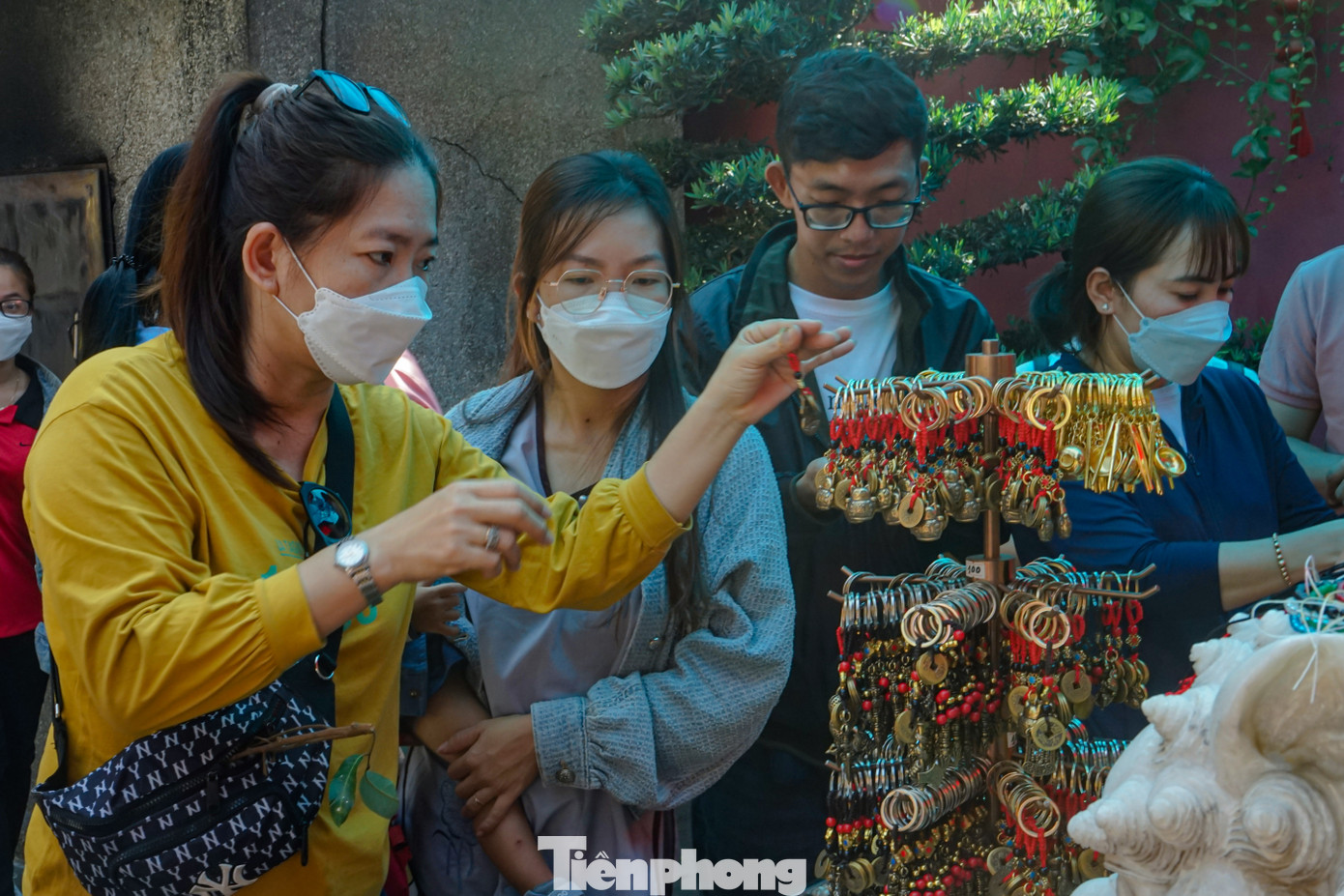 Ngoài các lễ vật mua tại chùa, nhiều khách là nhân viên doanh nghiệp mang theo lễ vật tới cúng mong năm mới làm ăn phát tài, may mắn.