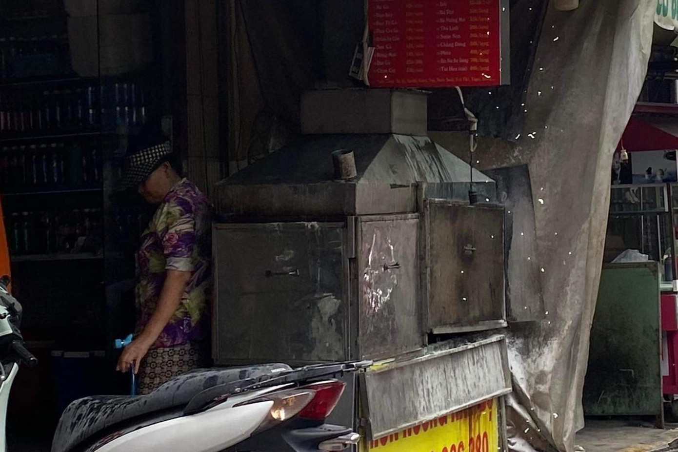 Hiện trường vụ cháy quầy hàng đồ ăn vặt Hiện trường vụ cháy quầy hàng đồ ăn vặt