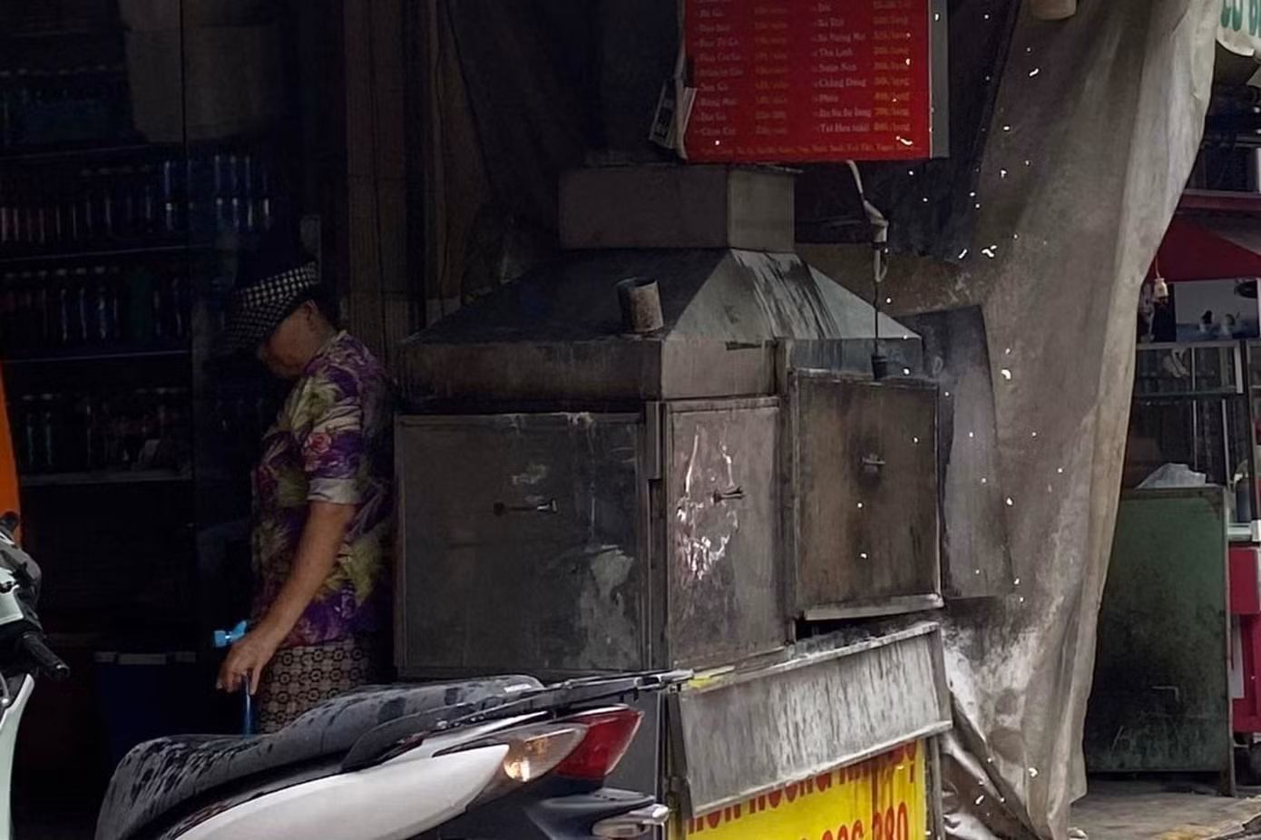 Hiện trường vụ cháy quầy hàng đồ ăn vặt