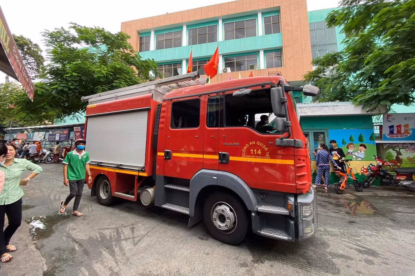 Cháy trong chợ, người dân náo loạn tháo chạy ảnh 1