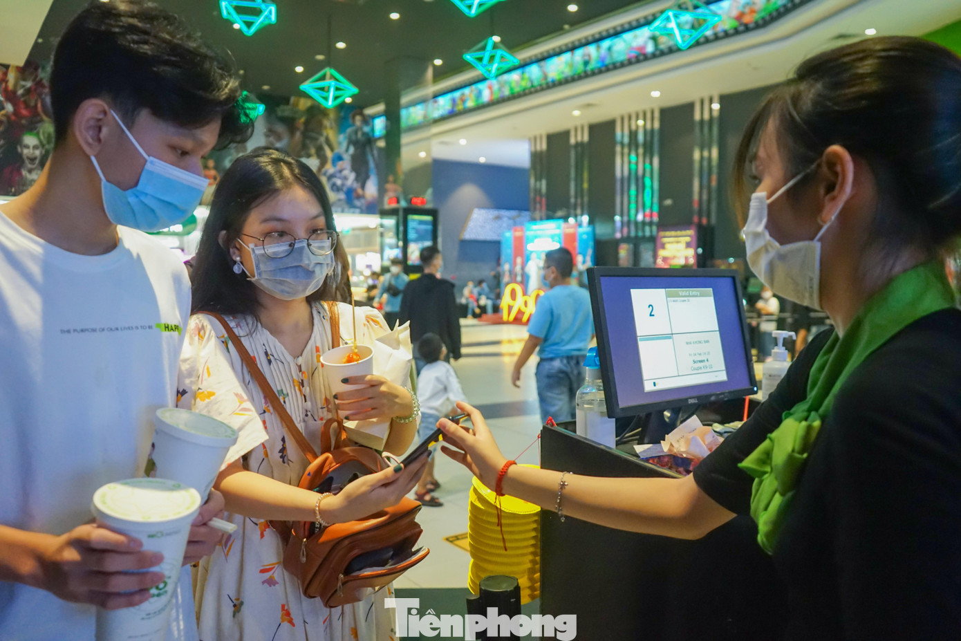 Bạn trẻ Tuyết Nhi và Tuấn Anh (sinh năm 2000, ngụ huyện Bình Chánh) chia sẻ, đáng lẽ ngày 30/4 cả hai sẽ cùng nhau ra rạp xem phim. Nhưng do rạp phim mình chọn hôm qua khá đông nên phải dời lại hôm nay mới xem được.