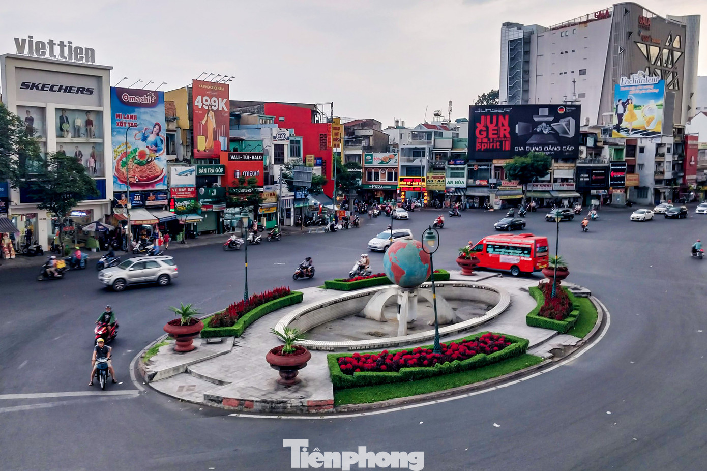 Là một trong những “điểm đen” về kẹt xe tại TPHCM nhưng vào lúc 17h20 chiều 20/1, Vòng xoay Lăng Cha Cả và đường Cộng Hòa không xảy ra tình trạng ùn ứ kéo dài như những ngày trước.