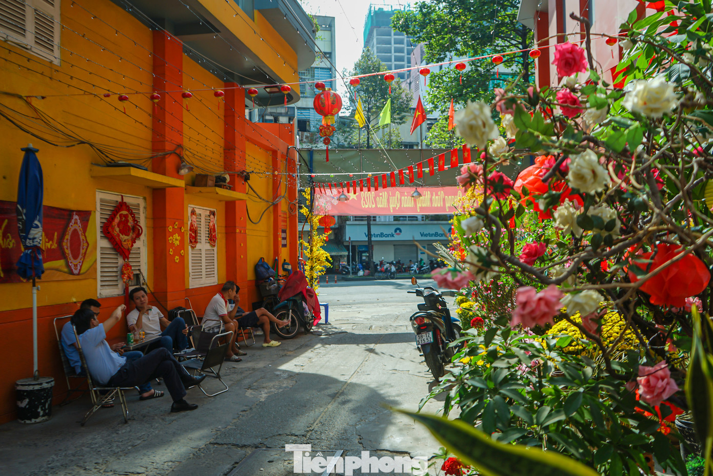 “Nhà tôi ở đối diện con hẻm này. Mấy hôm nay, sau khi con hẻm được trang hoàng, sáng nào tôi cũng ra đây uống cà phê tận hưởng không khí Tết đang đến rất gần", anh Hạo Nhiên (ngụ quận 1) cho biết.