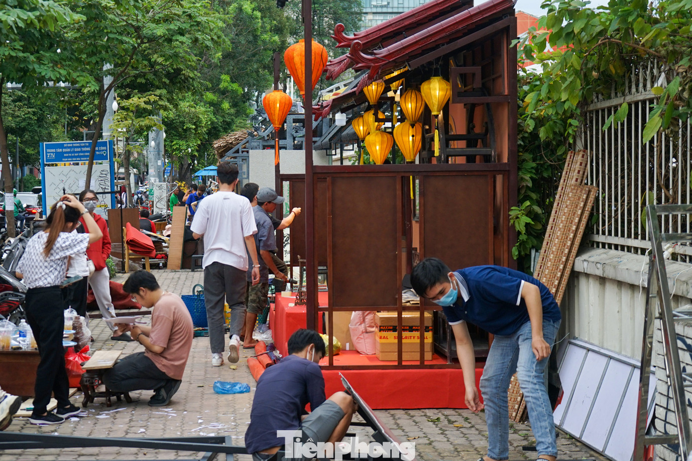 Để kịp tiến độ, nhiều công nhân đã phải làm xuyên đêm trong nhiều ngày liền.