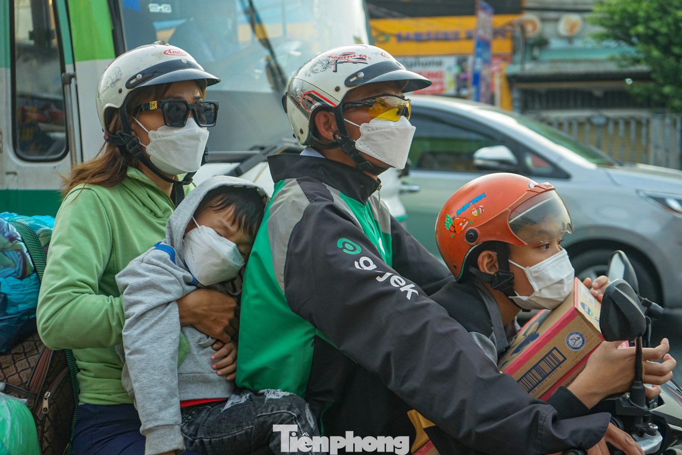 Vì di chuyển bằng xe máy liên tục nhiều giờ liền với hơn hàng chục cây số, nên nhiều người khi lưu thông qua đoạn giao lộ trên đều tỏ vẻ mệt mỏi trong lúc di chuyển.