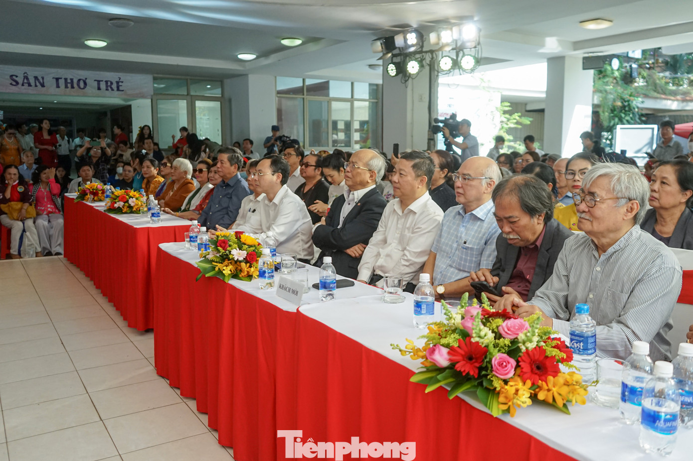 Đến tham dự lễ khai mạc có Phó Bí thư Thành ủy TPHCM Nguyễn Văn Hiếu, Trưởng ban Tuyên giáo Thành ủy TPHCM Phan Nguyễn Như Khuê, Phó Chủ tịch UBND TPHCM Dương Anh Đức và Nhà thơ Nguyễn Quang Thiều, Chủ tịch Hội Nhà văn Việt Nam cùng đại diện các CLB thơ đến từ các tỉnh, thành phía Nam.