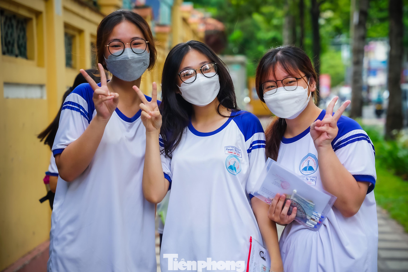 "Năm nay đặt nguyện vọng thi vào Trường Đại học Y dược TPHCM. Trước kì thi, em rất hồi hộp, tuy nhiên được sự động viên từ thầy cô nên bây giờ tinh thần em thấy rất thoải mái", em Nguyễn Hồng Phúc (lớp 12A8, trường THPT Marie Curie) chia sẻ. "Năm nay đặt nguyện vọng thi vào Trường Đại học Y dược TPHCM. Trước kì thi, em rất hồi hộp, tuy nhiên được sự động viên từ thầy cô nên bây giờ tinh thần em thấy rất thoải mái", em Nguyễn Hồng Phúc (lớp 12A8, trường THPT Marie Curie) chia sẻ.