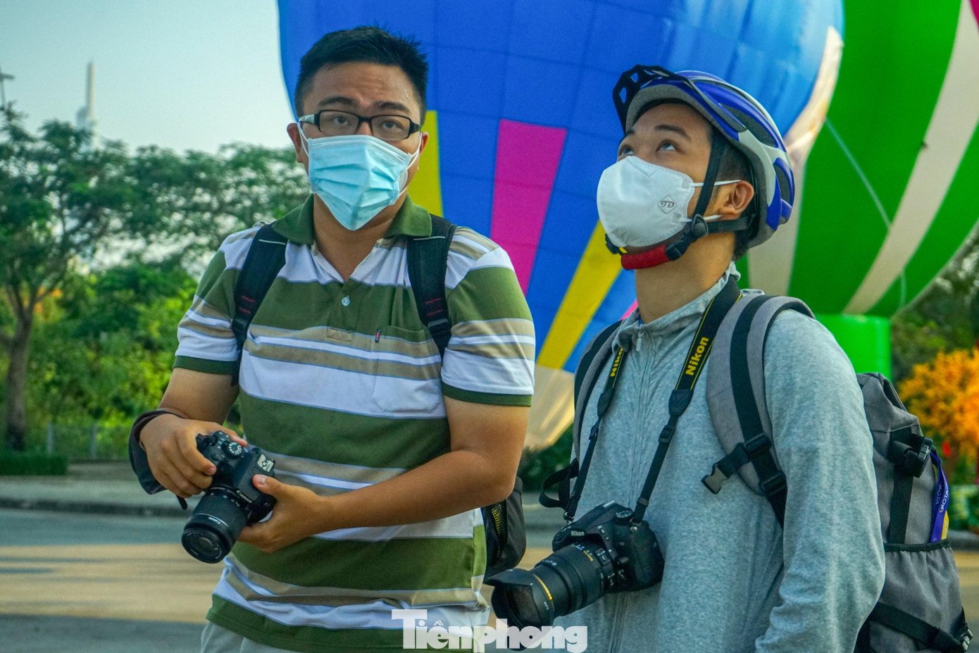 Nhiếp ảnh gia và youtuber chuẩn bị sáng tác tại buổi trình diễn của các khinh khí cầu Nhiếp ảnh gia và youtuber chuẩn bị sáng tác tại buổi trình diễn của các khinh khí cầu