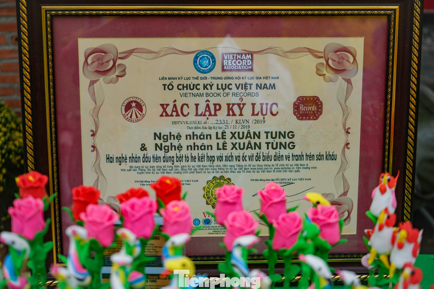 Bằng xác nhận Kỷ lục Việt Nam của anh em nghệ nhân tò he Lê Xuân Tung được đặt trước gian hàng. Bằng xác nhận Kỷ lục Việt Nam của anh em nghệ nhân tò he Lê Xuân Tung được đặt trước gian hàng.