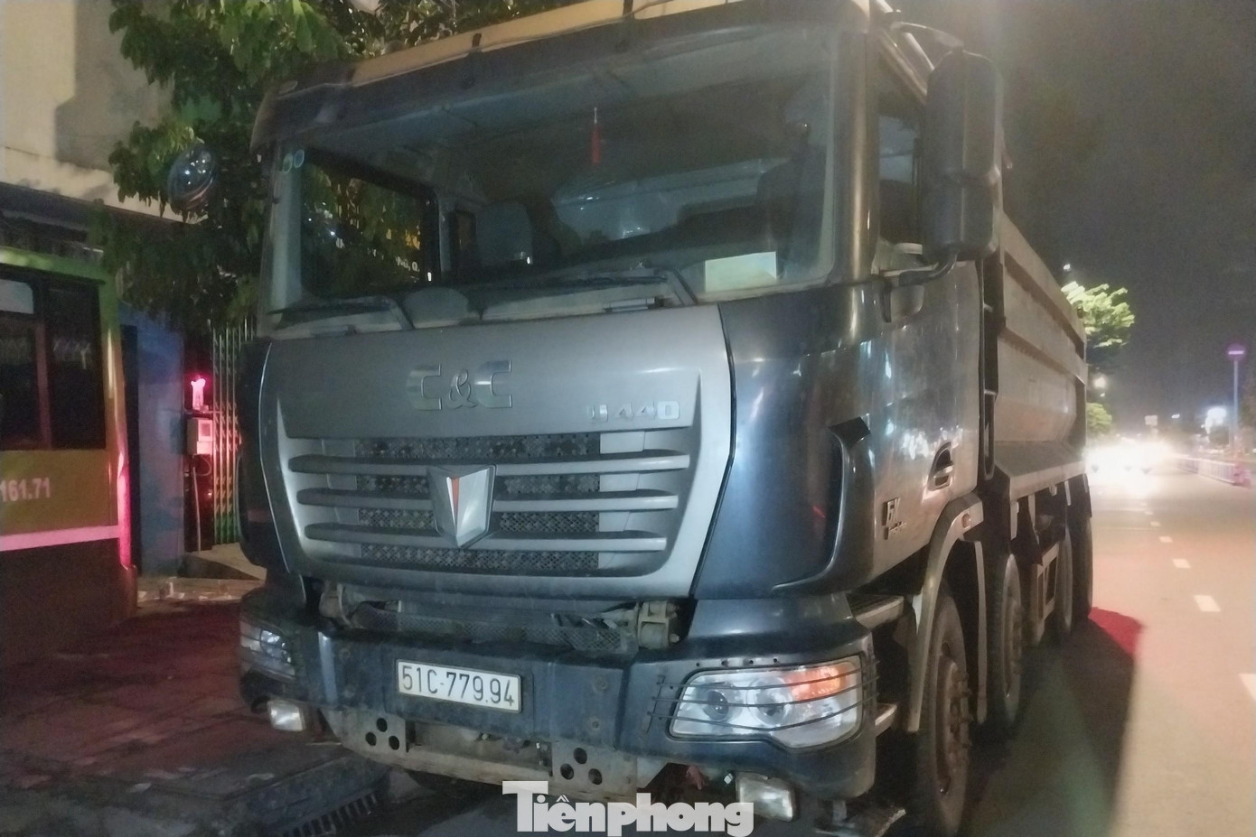 Đến rạng sáng 25/8, khi tuần tra đến vòng xoay Phú Lâm (thuộc địa bàn phường An Lạc, quận Bình Tân) lực lượng phát hiện một xe ben cỡ lớn đang chở bùn thải làm vương vãi ra khắp mặt đường và có dấu hiệu vi phạm tải trọng liền yêu cầu dừng xe kiểm tra. Đến rạng sáng 25/8, khi tuần tra đến vòng xoay Phú Lâm (thuộc địa bàn phường An Lạc, quận Bình Tân) lực lượng phát hiện một xe ben cỡ lớn đang chở bùn thải làm vương vãi ra khắp mặt đường và có dấu hiệu vi phạm tải trọng liền yêu cầu dừng xe kiểm tra.