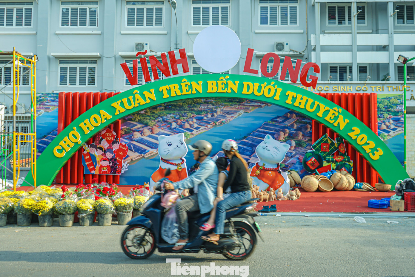 Ban Tổ chức Chợ Hoa Xuân vẫn tiếp tục duy trì việc tổ chức đường hoa và trang trí tiểu cảnh mang nét đặc trưng của các tỉnh vùng sông nước trên tuyến đường Nguyễn Văn Của.