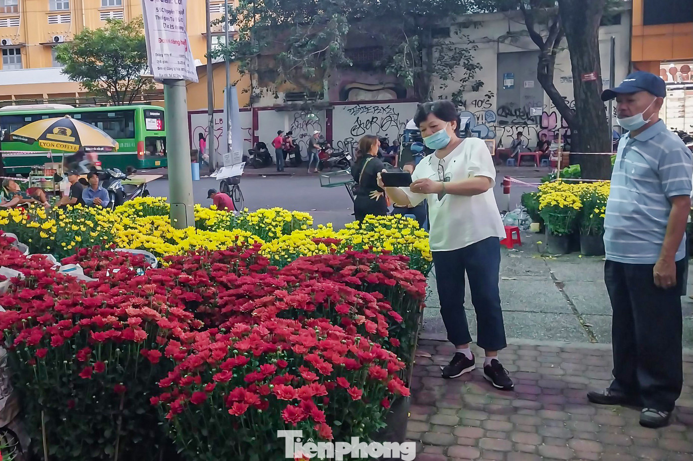 Ngoài ra, để tiết kiệm chi phí người dân hoặc các doanh nghiệp cũng có thể liên hệ với nhà vườn đăng ký sử dụng dịch vụ thuê hoa về chưng với chi phí giảm khoảng 30-50% so với giá mua.