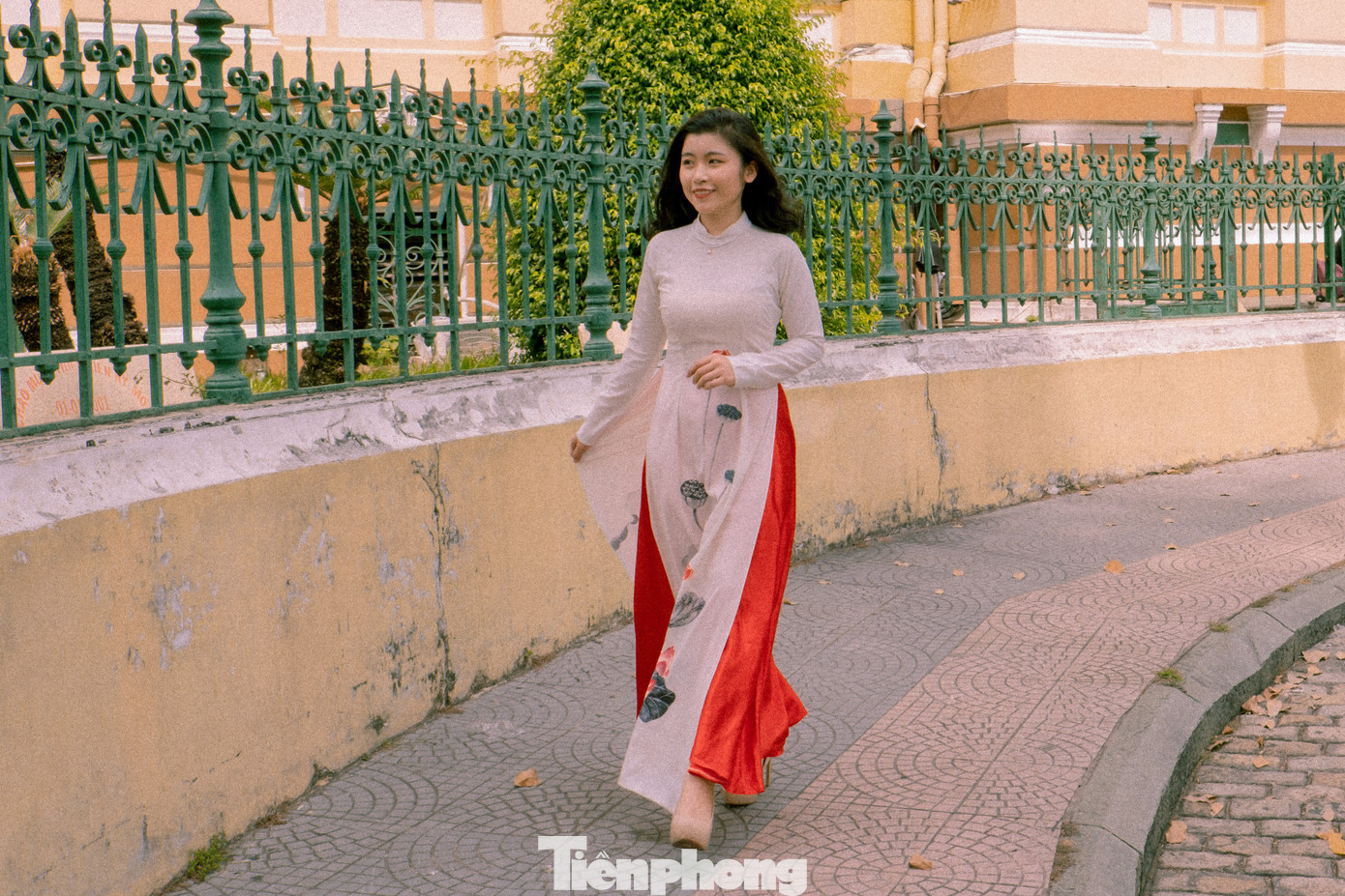 “Khi khoác lên mình tà áo dài duyên dáng đến những địa điểm du lịch của thành phố chụp ảnh mình cảm thấy thêm yêu và tự hào với trang phục truyền thống của dân tộc mình”, bạn Nguyễn Thị Hải (sinh viên Trường ĐH Nguyễn Tất Thành) chia sẻ.