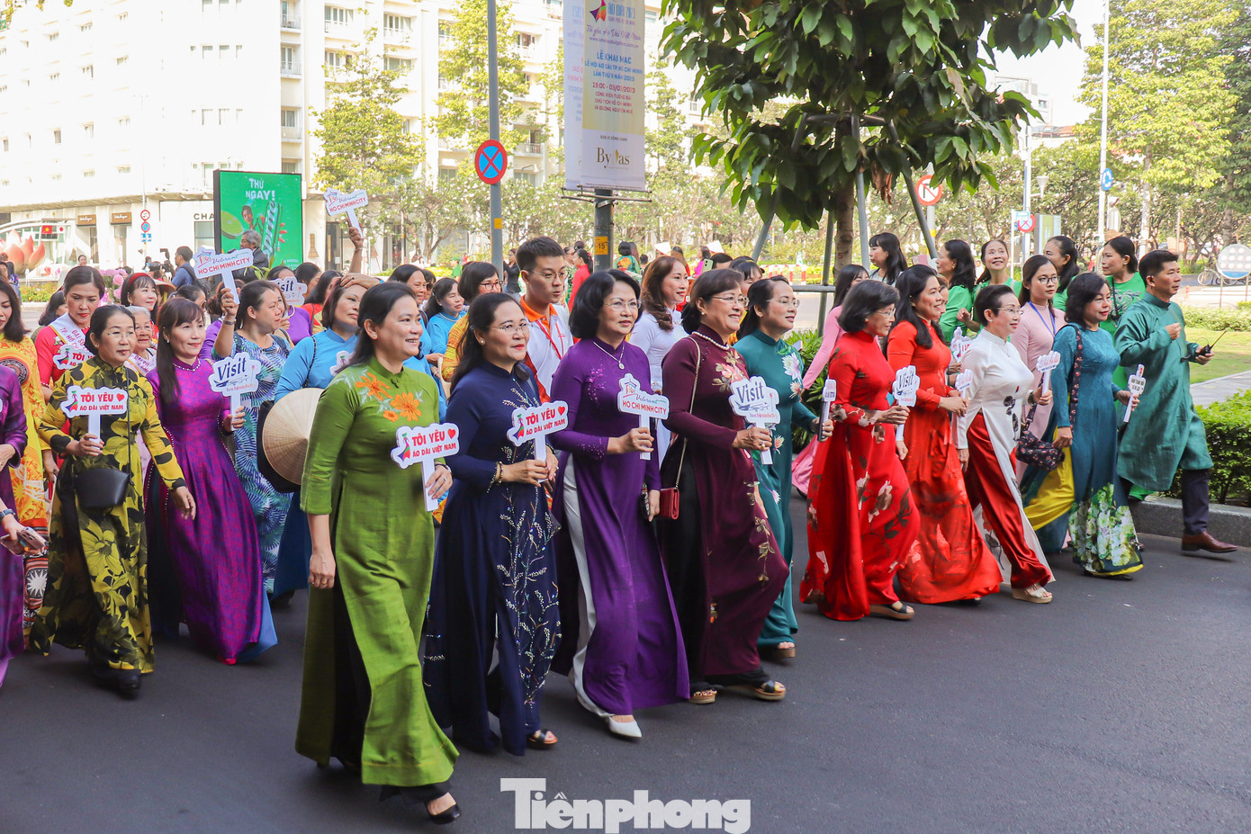 Tham dự chương trình có nguyên Phó Chủ tịch nước Đặng Thị Ngọc Thịnh, phó chủ tịch Hội Liên hiệp Phụ nữ Việt Nam Đỗ Thị Thu Thảo, phó bí thư thành ủy Nguyễn Thị Lệ, Phó chủ tịch UBND TPHCM Dương Anh Đức, chủ tịch Hội Liên hiệp Phụ nữ TPHCM Nguyễn Trần Phượng Trân cùng một số đại biểu các tỉnh thành về tham dự.