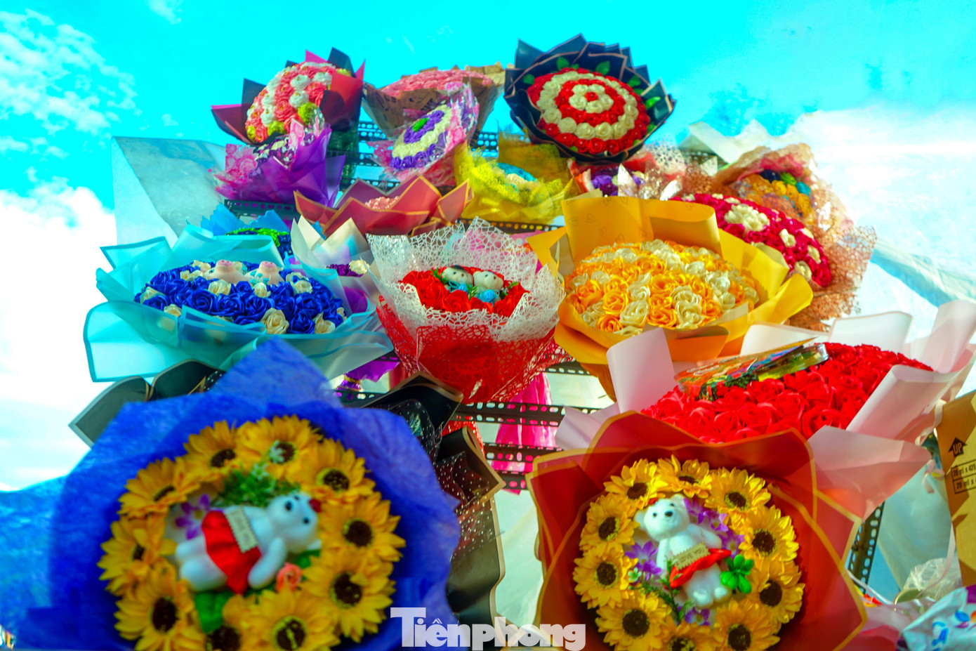 Ghi nhận tại một sạp bán hoa trước cổng trường THPT chuyên Lê Hồng Phong hầu hết các mặt hàng hoa được trưng bày tại đây đều được kết từ hoa hồng sáp, hoa hướng dương,...