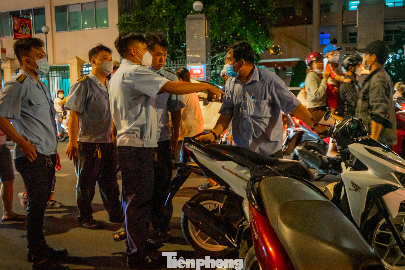 Ghi nhận tại các bãi giữ xe xung quanh Phố lồng đèn đều rơi vào tình trạng quá tải, nhiều bãi xe buộc phải tận dụng cả lòng đường để kinh doanh gây ùn ứ giao thông đều được lực lượng chức năng nhắc nhở.