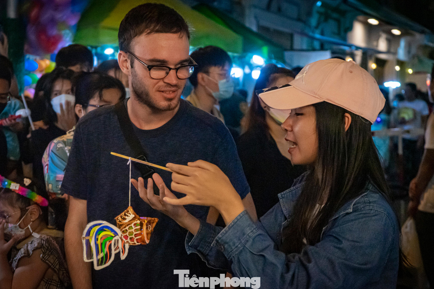 “Đây là lần đầu tiên mình đến phố lồng đèn và thấy không khí nơi này rất nhộn nhịp. Do nhà ở Củ Chi nên ngay từ chiều mình cùng bạn mình có mặt từ khá sớm để tìm chỗ gửi xe”, bạn Minh Hiền (ngụ huyện Củ Chi) chia sẻ.