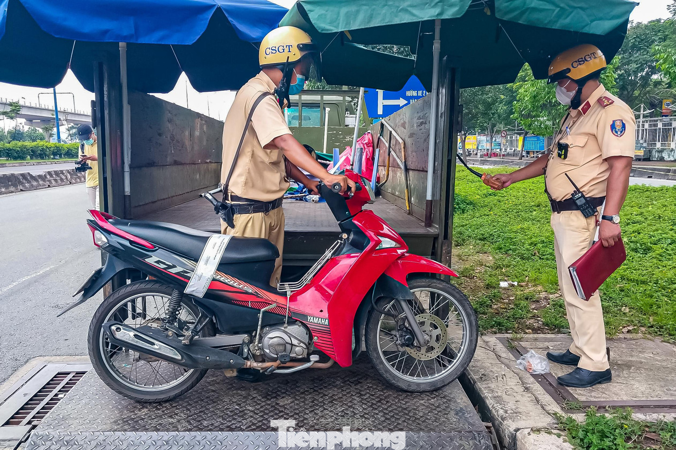 Quá trình lập biên bản, tổ công tác phát hiện anh T không có giấy phép lái xe nên đã tiến hành ghi biên bản niêm phong và tạm giam phương tiện. Quá trình lập biên bản, tổ công tác phát hiện anh T không có giấy phép lái xe nên đã tiến hành ghi biên bản niêm phong và tạm giam phương tiện.