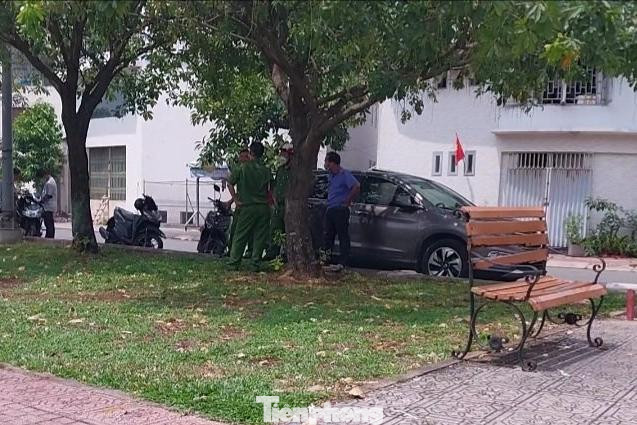 Lực lượng công an phong tỏa khám nghiệm hiện trường Lực lượng công an phong tỏa khám nghiệm hiện trường