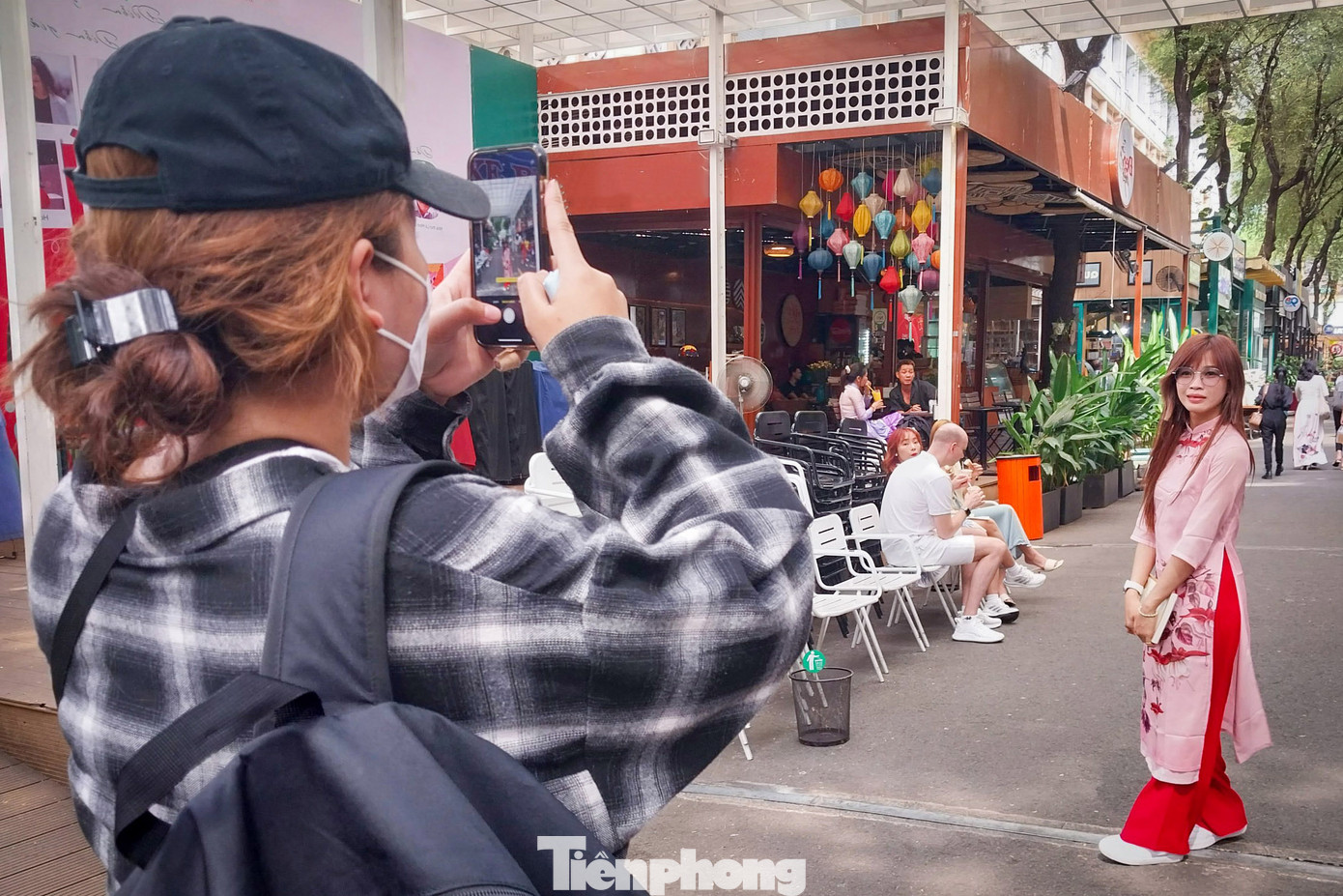 Tương tự Lăng Ông Bà Chiểu, trong sáng nay, tại khu vực đường sách Nguyễn Văn Bình và Bưu điện thành phố (quận 1), có rất đông photographer trẻ cùng các người mẫu diện áo dài thướt tha xuống phố chụp ảnh.