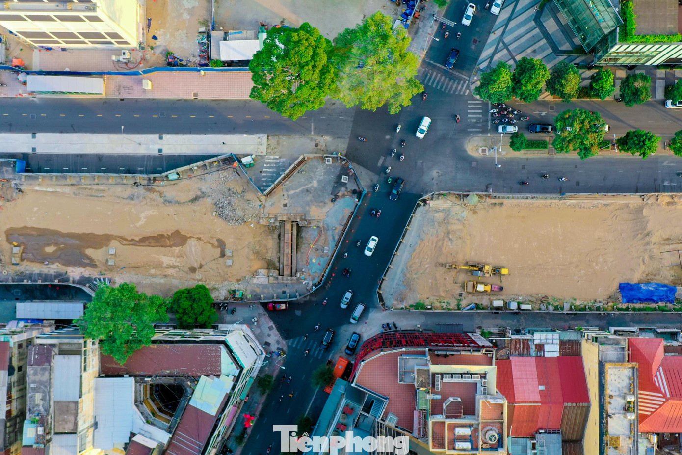 Đây là một trong những dự án giao thông lớn nhất TPHCM, nhận nhiều sự quan tâm của các sở, ban, ngành thành phố. Với tổng mức đầu tư hơn 43.700 tỉ đồng, dài gần 20km, từ ga Bến Thành (quận 1) đến depot Long Bình (TP.Thủ Đức), gồm 3 ga ngầm và 11 ga trên cao.