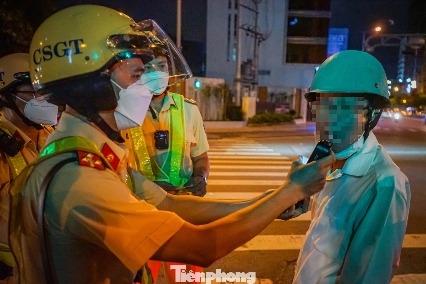 Tiếp đó, tổ công tác phát hiện ông L.Q.K (ngụ quận Gò Vấp) có khuôn mặt đỏ ửng khi đang lưu thông qua giao lộ nên đã ra hiệu dừng phương tiện để kiểm tra nồng độ cồn. Tiếp đó, tổ công tác phát hiện ông L.Q.K (ngụ quận Gò Vấp) có khuôn mặt đỏ ửng khi đang lưu thông qua giao lộ nên đã ra hiệu dừng phương tiện để kiểm tra nồng độ cồn.