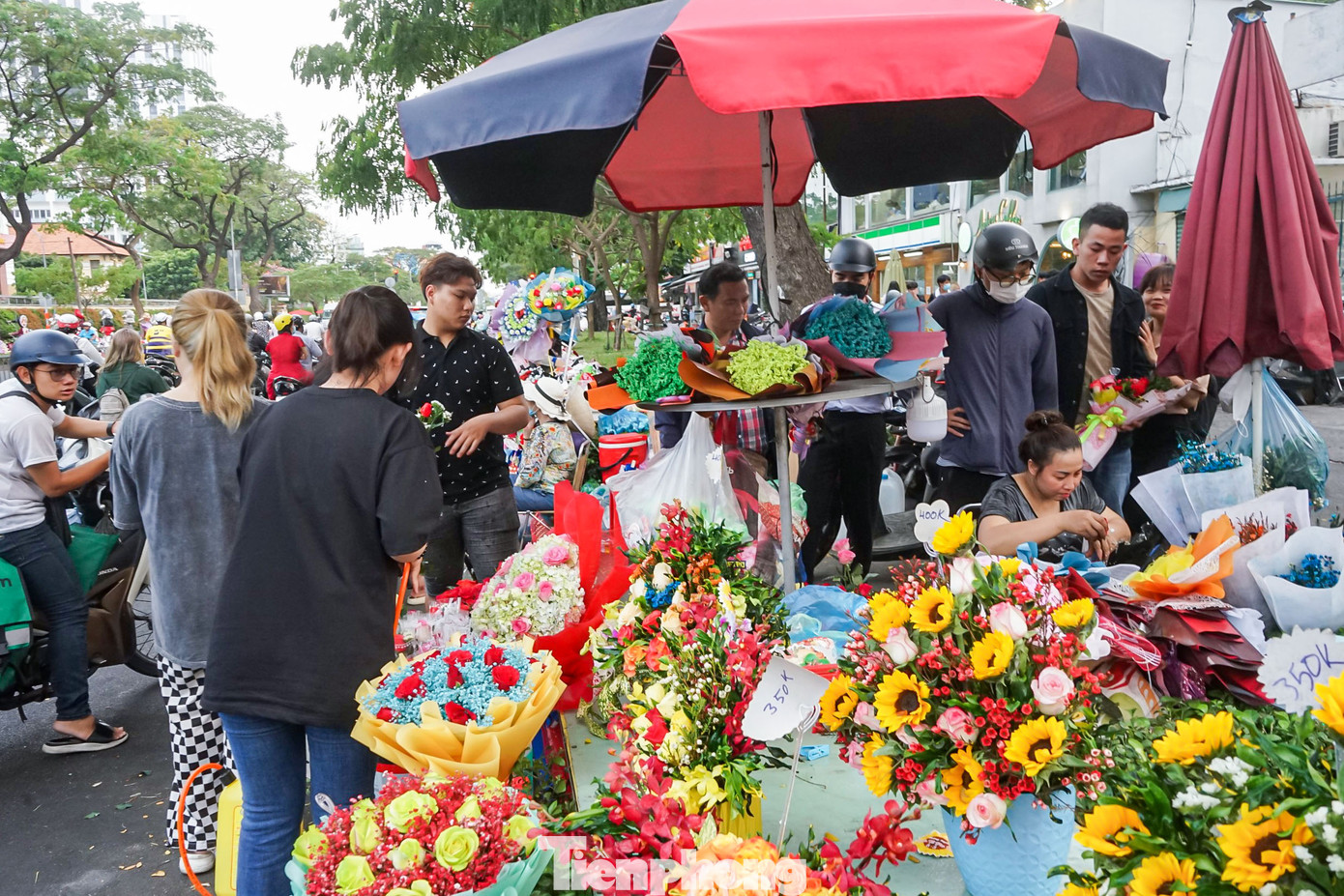 Chiều muộn 14/2, rất đông người đến mua hoa tại các điểm bày bán hoa tươi dọc hai bên đoạn đường Nguyễn Văn Cừ (đoạn từ ngã tư Trần Hưng Đạo đến Ngã sáu Cộng Hòa).