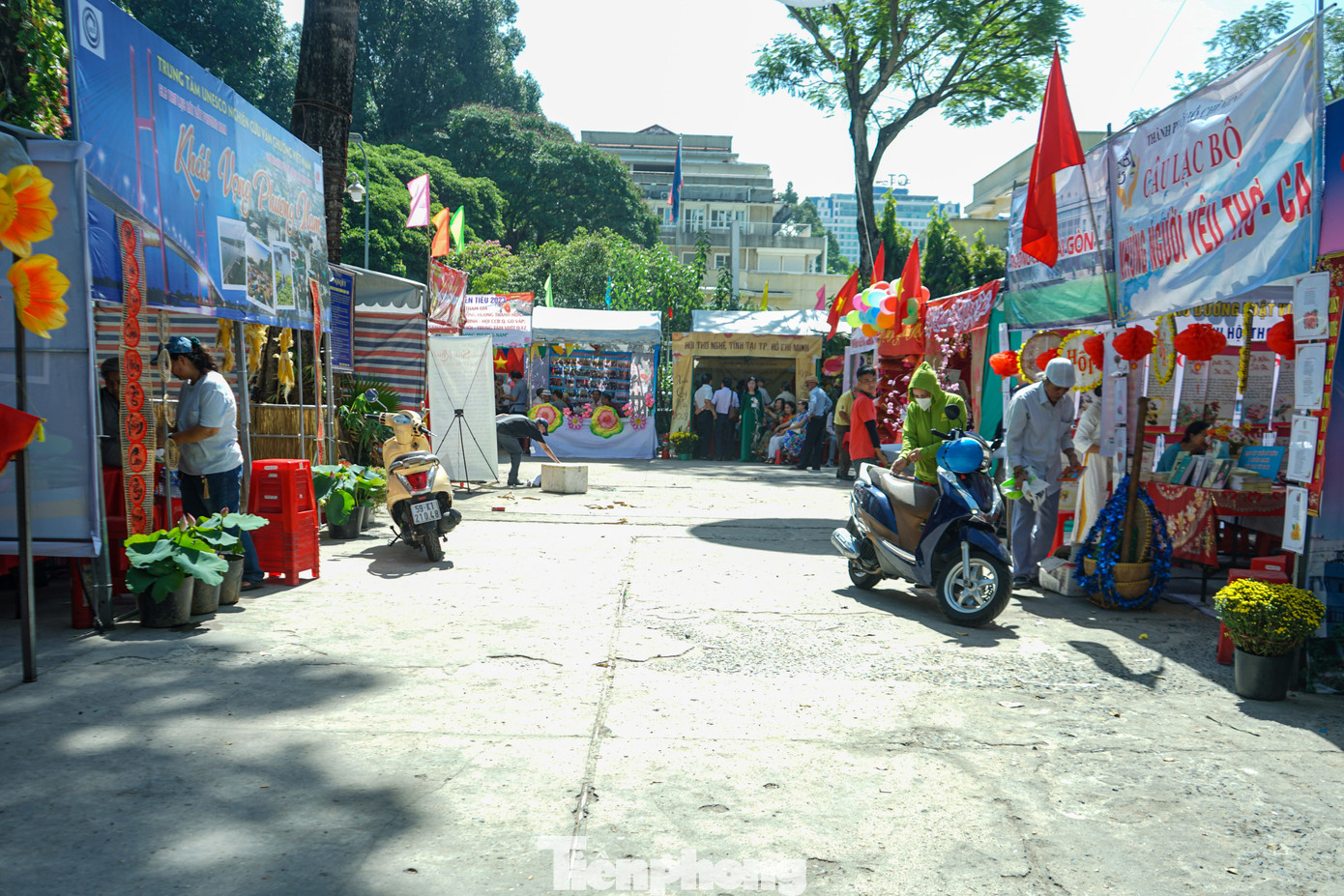 Khung cảnh 28 lều thơ do các CLB bên trong khuôn viên tòa nhà Liên hiệp Các hội Văn học Nghệ thuật TPHCM.