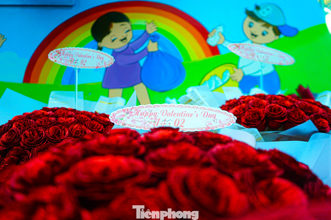 Cụ thể giá hoa hồng bó 50 cây bán sỉ tại chợ đầu mối ngày thường chỉ giao động từ 70.000 đến 80.000 một bó, nay đã tăng đến 450.000 một bó.