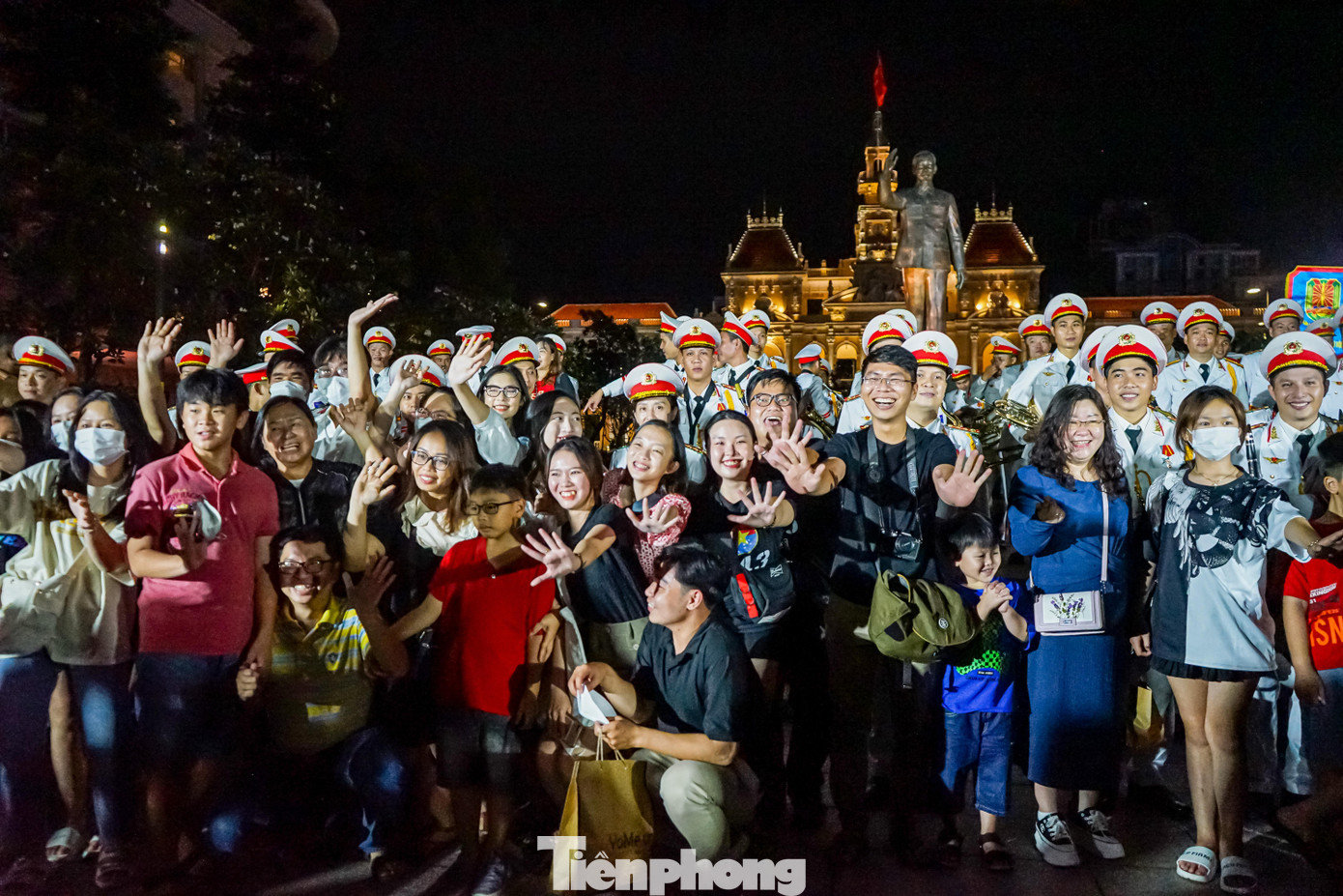 Sau khi kết thúc chương trình biểu diễn, các nhạc công của Đoàn nghi lễ CAND đã nhận về rất nhiều tình cảm của người dân thành phố bằng việc xin chụp ảnh lưu niệm