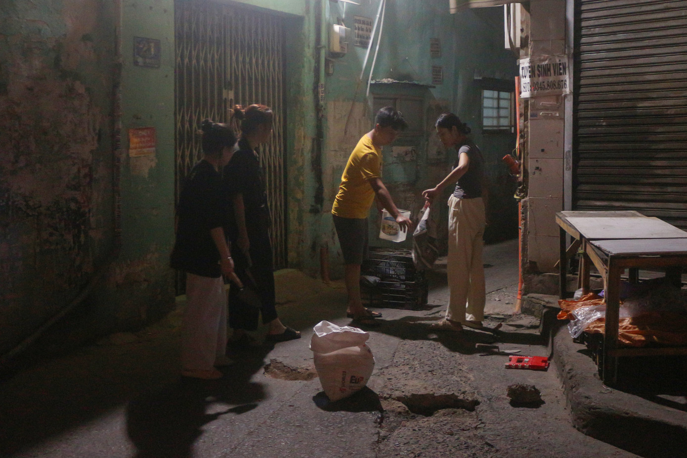 Về đêm khi người dân TP. HCM chìm sâu vào giấc ngủ thì các thành viên trong nhóm 'Neha' tranh thủ đi vá lại những cung đường bị hư hại tại TP. HCM.