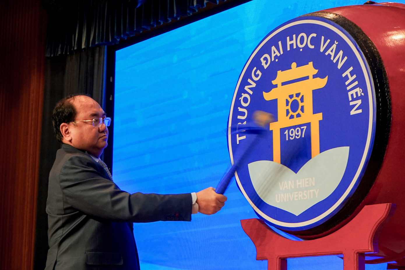 "Năm học 2024, nhà trường không chỉ chú trọng vào việc dạy học mà còn đặc biệt quan tâm đến việc rèn luyện đạo đức và kỹ năng sống cho sinh viên, đặc biệt là giáo dục hội nhập tư tưởng và những giá trị cốt lõi”, PGS. TS Nguyễn Minh Đức - Hiệu trưởng trường ĐH Văn Hiến chia sẻ.