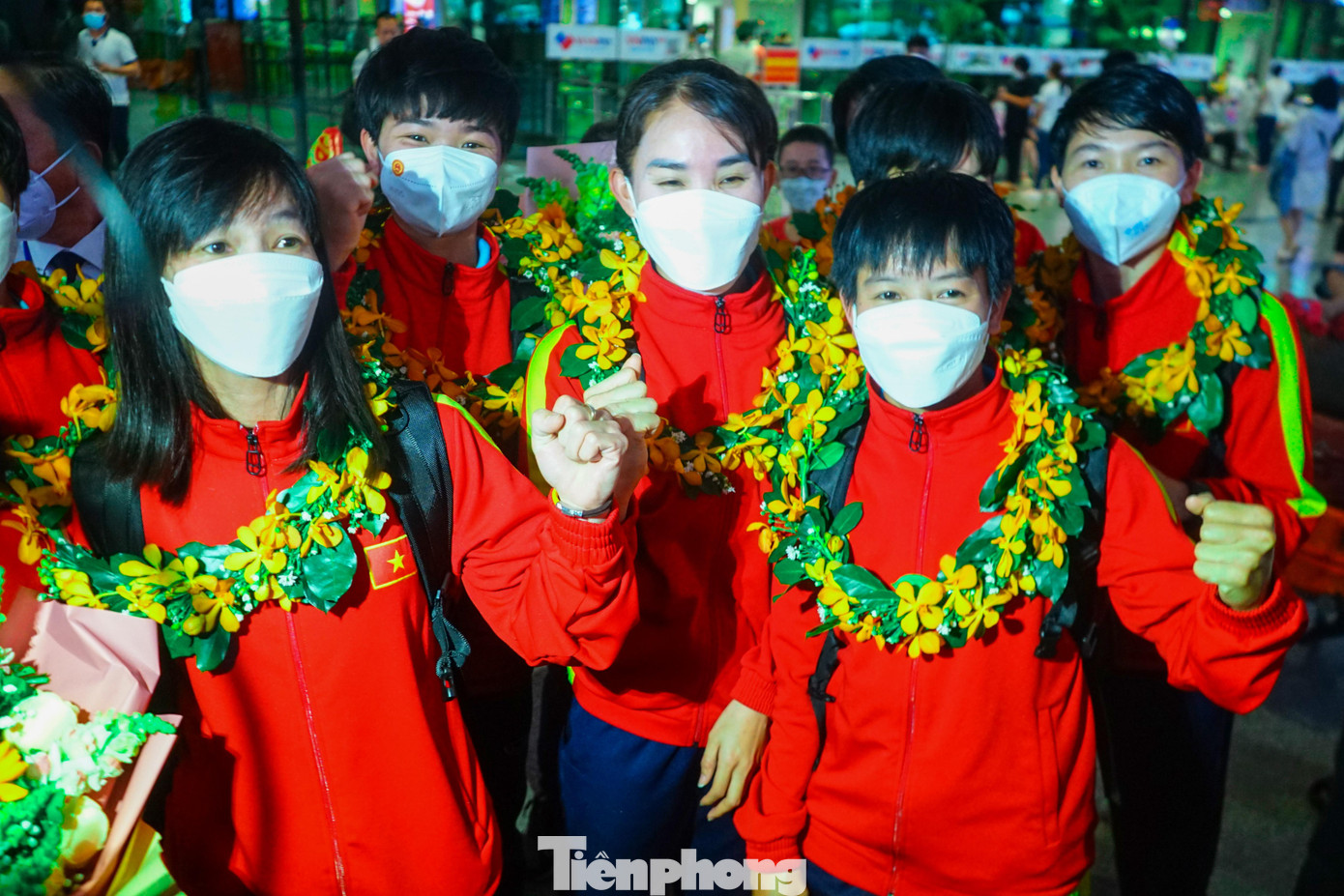 Các tuyển thủ bóng đá nữ Việt Nam được đón tiếp nồng nhiệt tại sân bay Tân Sơn Nhất