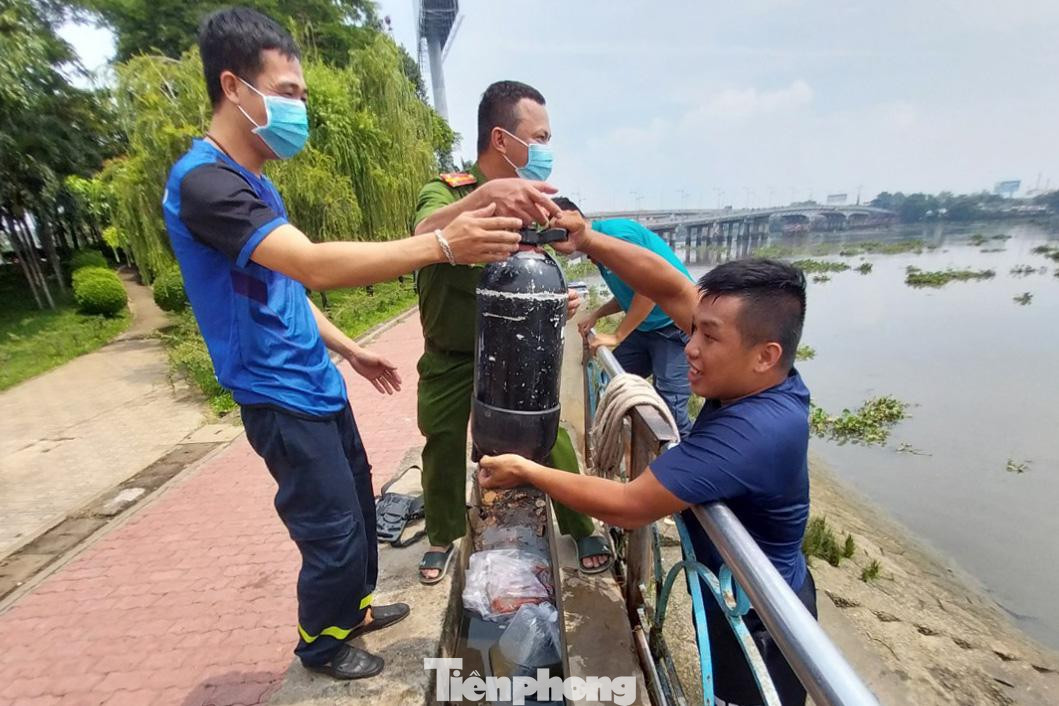 Các chiến sĩ PCCC&CHCN chuẩn bị đồ lặn, tổ chức tìm kiếm cô gái trẻ Các chiến sĩ PCCC&CHCN chuẩn bị đồ lặn, tổ chức tìm kiếm cô gái trẻ