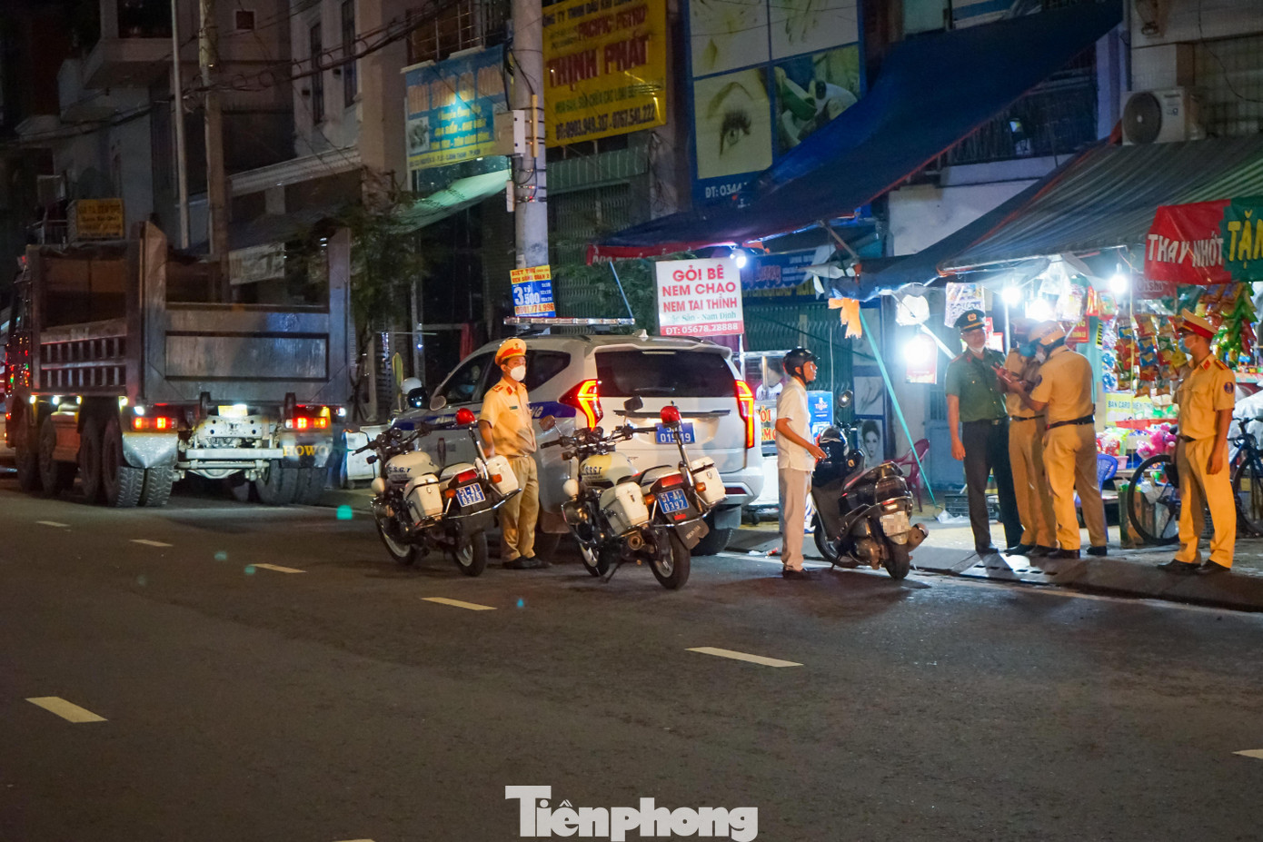 Tổ chuyên đề của đội CSGT Hàng Xanh và CSGT-TT Công an quận Bình Thạnh dừng phương tiện có dấu hiệu quá tải để kiểm tra. Tổ chuyên đề của đội CSGT Hàng Xanh và CSGT-TT Công an quận Bình Thạnh dừng phương tiện có dấu hiệu quá tải để kiểm tra.