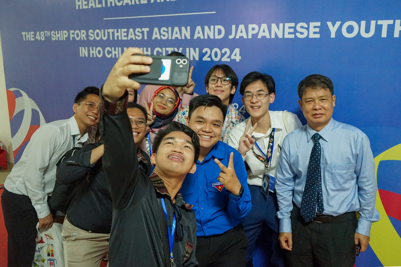 Bên cạnh việc tham quan thực tế, các đại biểu còn được giao lưu chụp ảnh cùng với sinh viên và giảng viên nhà trường.