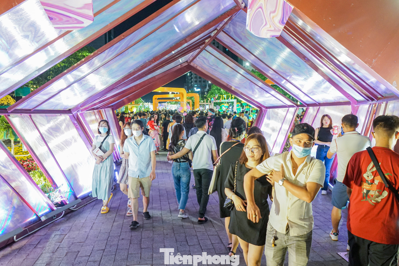 Đường hoa Nguyễn Huệ Tết Quý Mão 2023 được tổ chức, thực hiện bởi Saigontourist Group cùng các doanh nghiệp tại TPHCM.