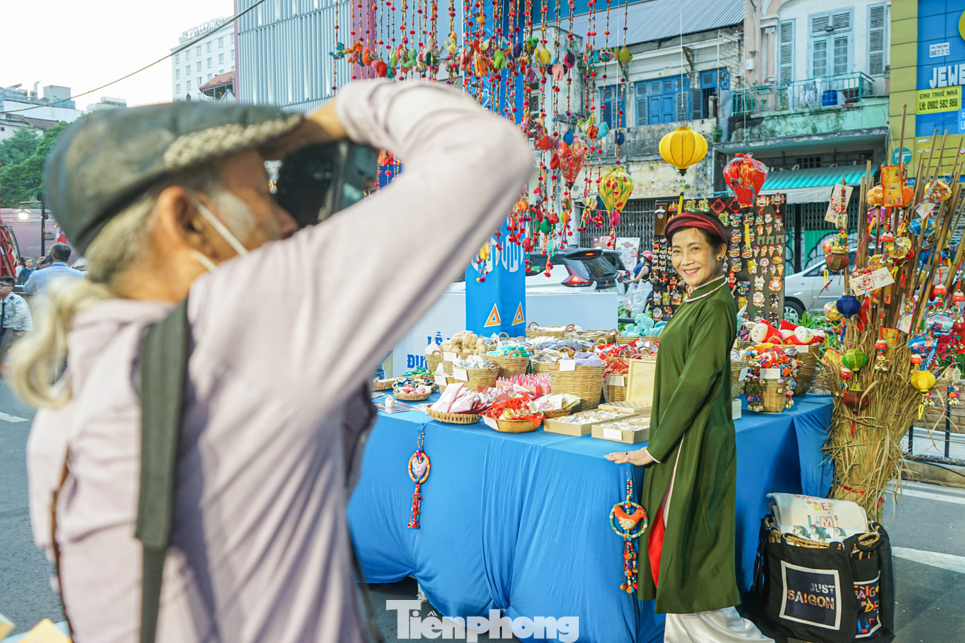 Ngoài ra, đường sách Tết Quý Mão 2023 còn có nhiều khu vực tiểu cảnh, tái hiện không gian Tết xưa, là nơi để bạn đọc giao lưu và chụp ảnh lưu niệm.