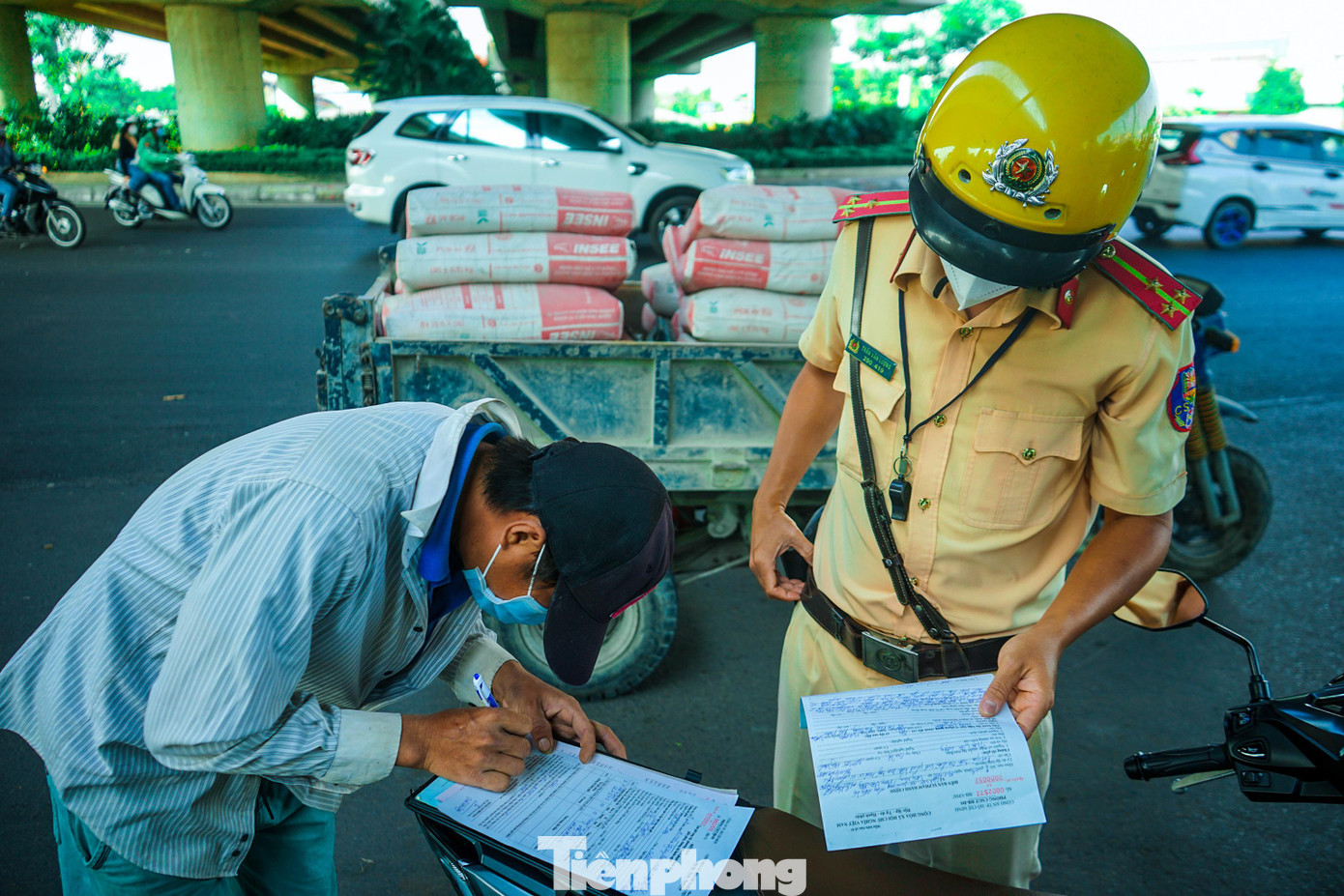 Lực lượng CSGT đã lập biên bản xử phạt anh P lỗi không đội mũ bảo hiểm và lỗi không mang giấy tờ xe đầy đủ. Đối với lỗi này, anh P đã bị lực lượng chức năng tạm giữ phương tiện trong vòng 7 ngày.
