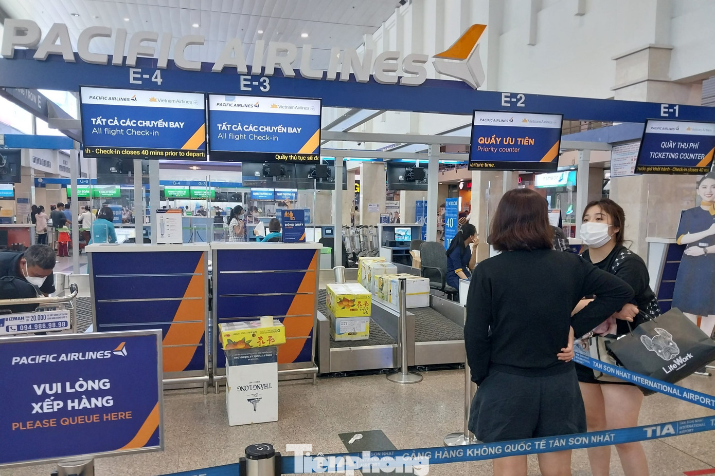 Phía bên trong khu vực làm thủ tục chuyến bay, một số quầy check-in của các hãng có nhiều làn còn trống.