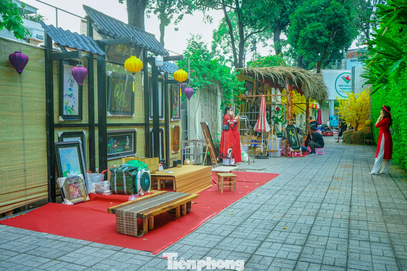 Năm nay, "phố ông đồ" có từ 25 đến 40 quầy hàng được đặt ở vỉa hè đường Phạm Ngọc Thạch và trong khuôn viên Nhà Văn hóa Thanh Niên.